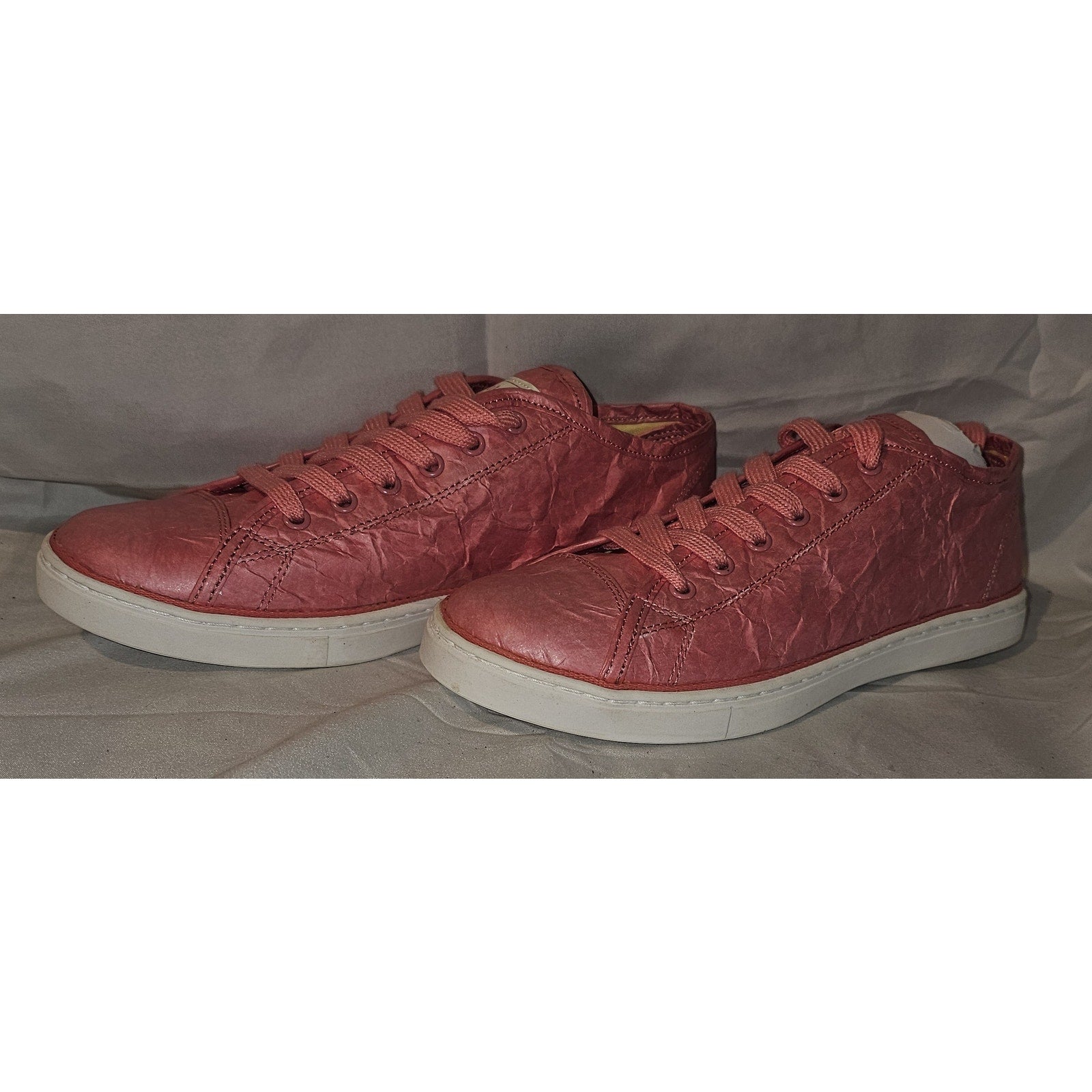 Unstitched Low Women's Sneaker for Daily Comfort.