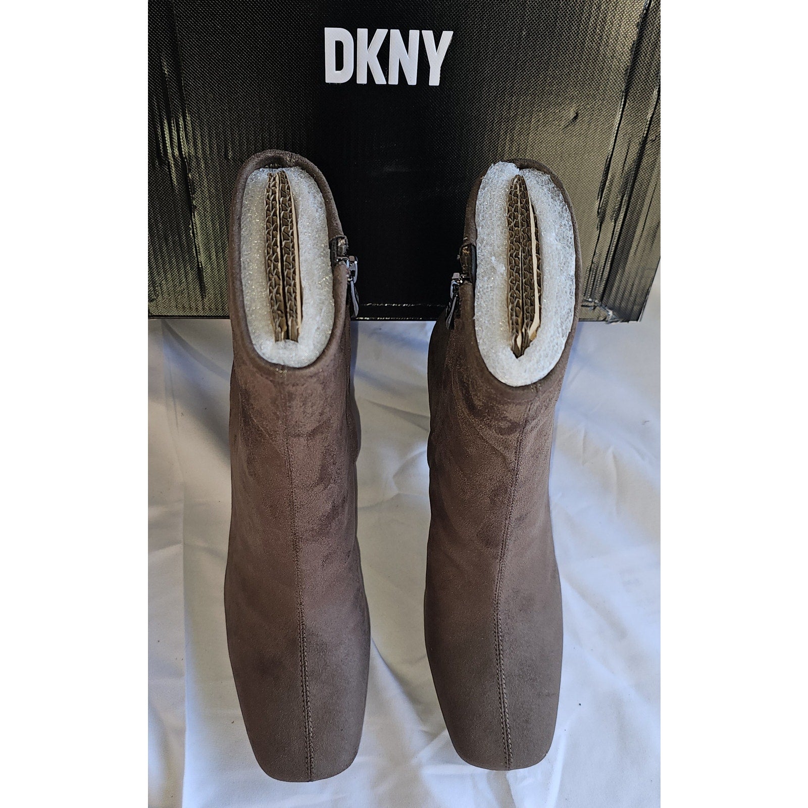 DKNY Women's Cavale Stretch Booties - Mushroom